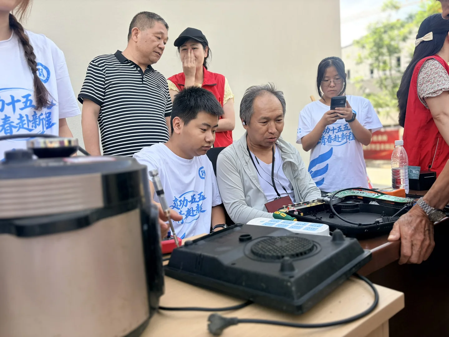 协会成员开展社区公益维修